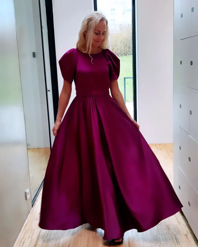 Satiinkleit

https://dianakurves.eu/kleidid-jumpsuit/satiinist-maksikleit-puhvvarrukaga/